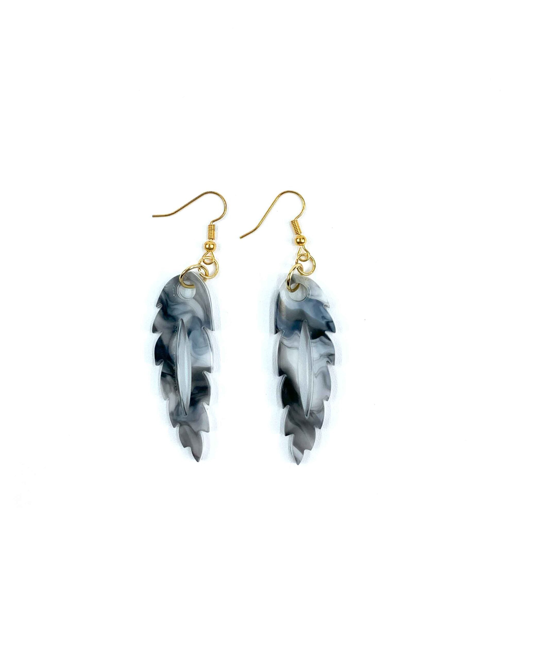 Pendientes plumas de resina gris marmolada
