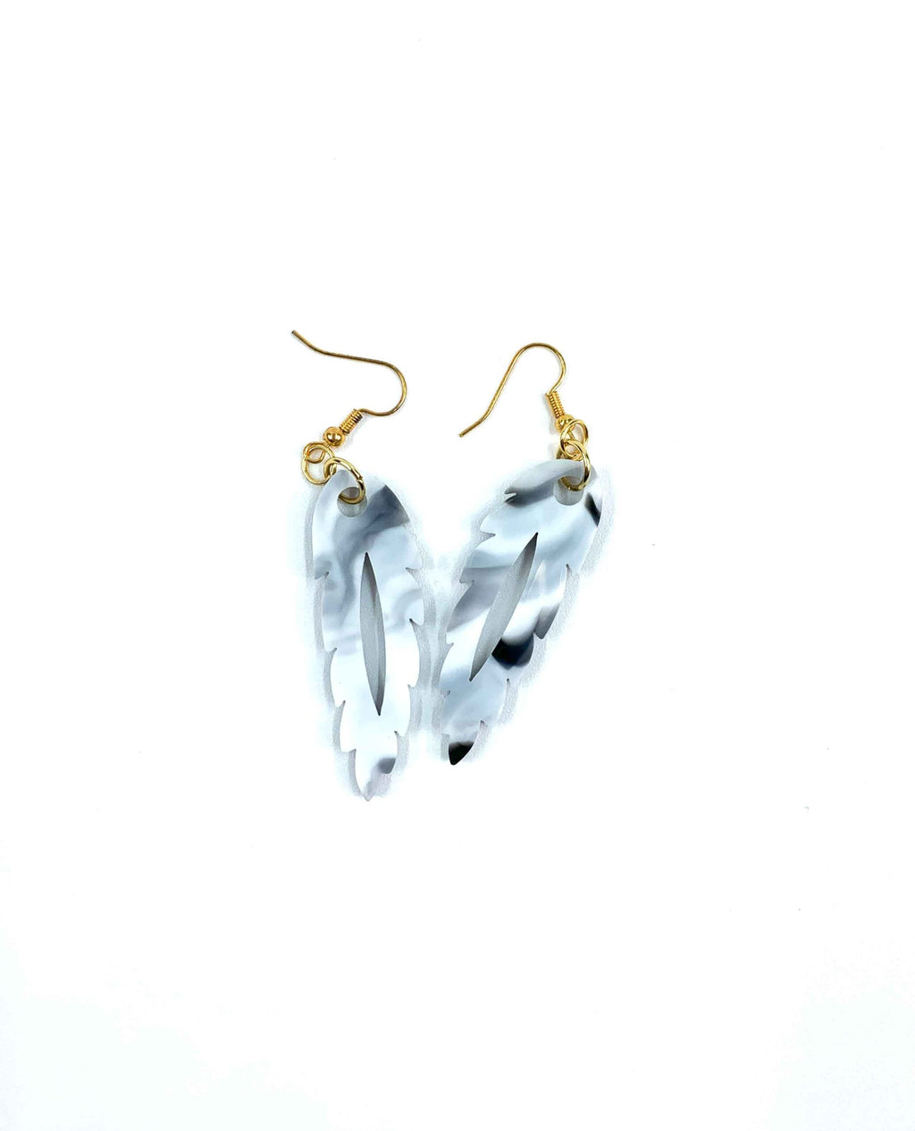 Pendientes plumas de resina gris marmolada