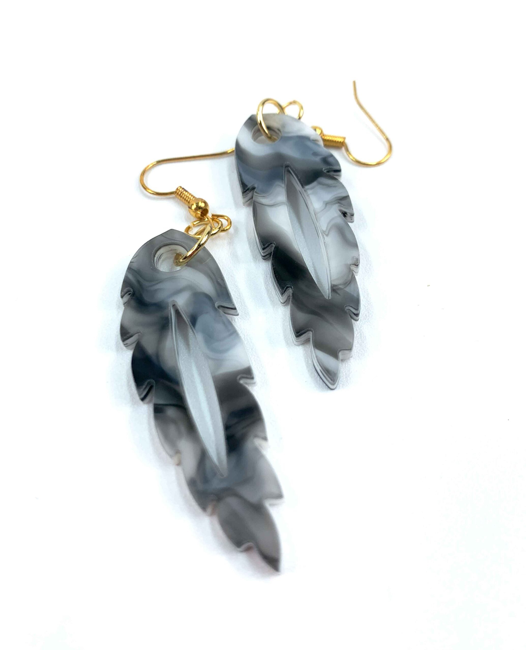 Pendientes plumas de resina gris marmolada
